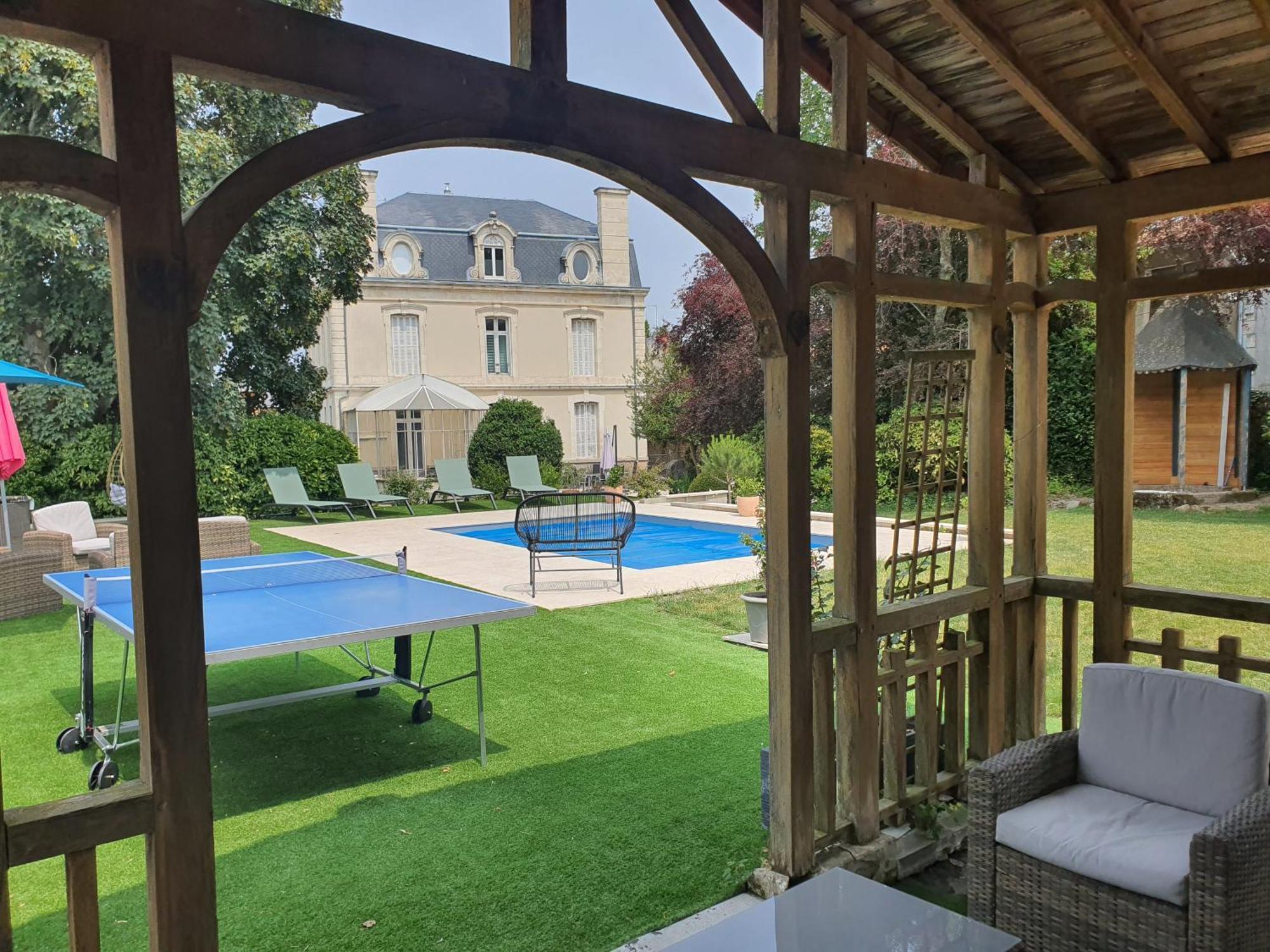 Les 5 Escales Bed & Breakfast Parthenay Exterior photo